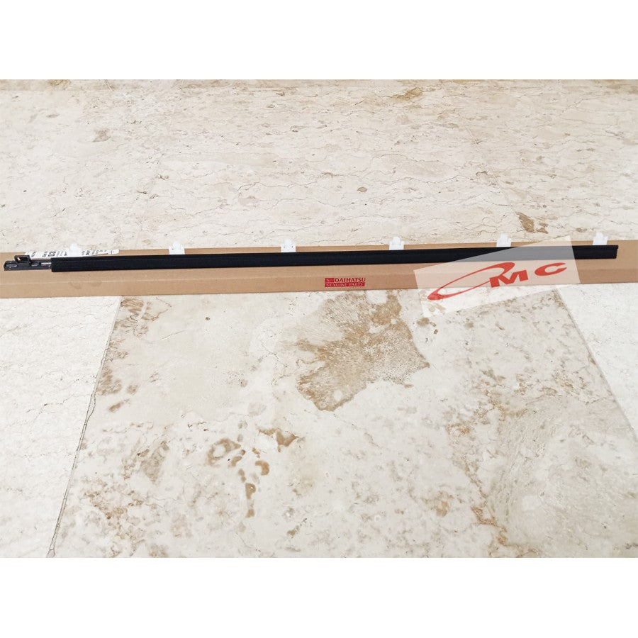 Pelipit Pintu Karet Kaca Luar Depan Kanan Xenia Avanza 68160-BZ011-001
