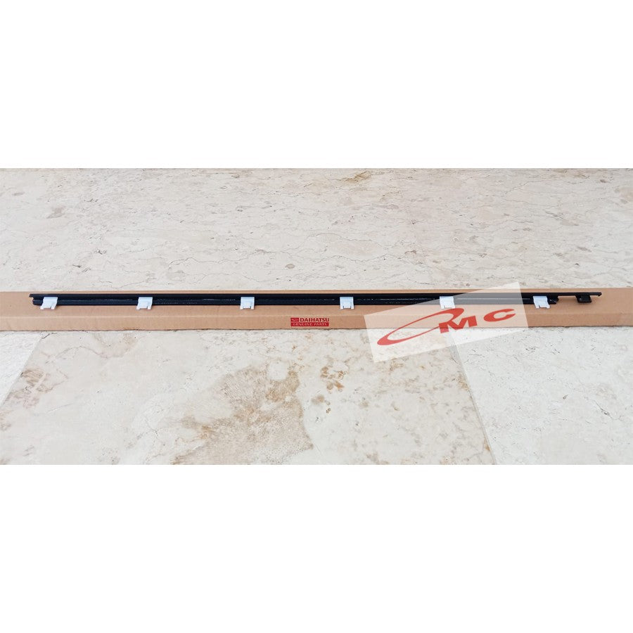 Pelipit Pintu Karet Kaca Luar Depan Kiri Xenia Avanza 68210-BZ011-001