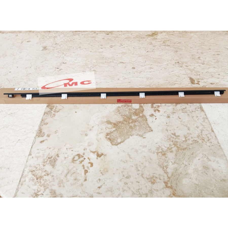Pelipit Pintu Karet Kaca Luar Depan Kanan Xenia Avanza 68160-BZ011-001