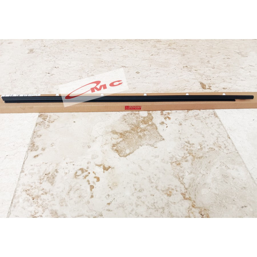 Pelipit Pintu Karet Kaca Luar Depan Kanan Xenia Avanza 68160-BZ011-001