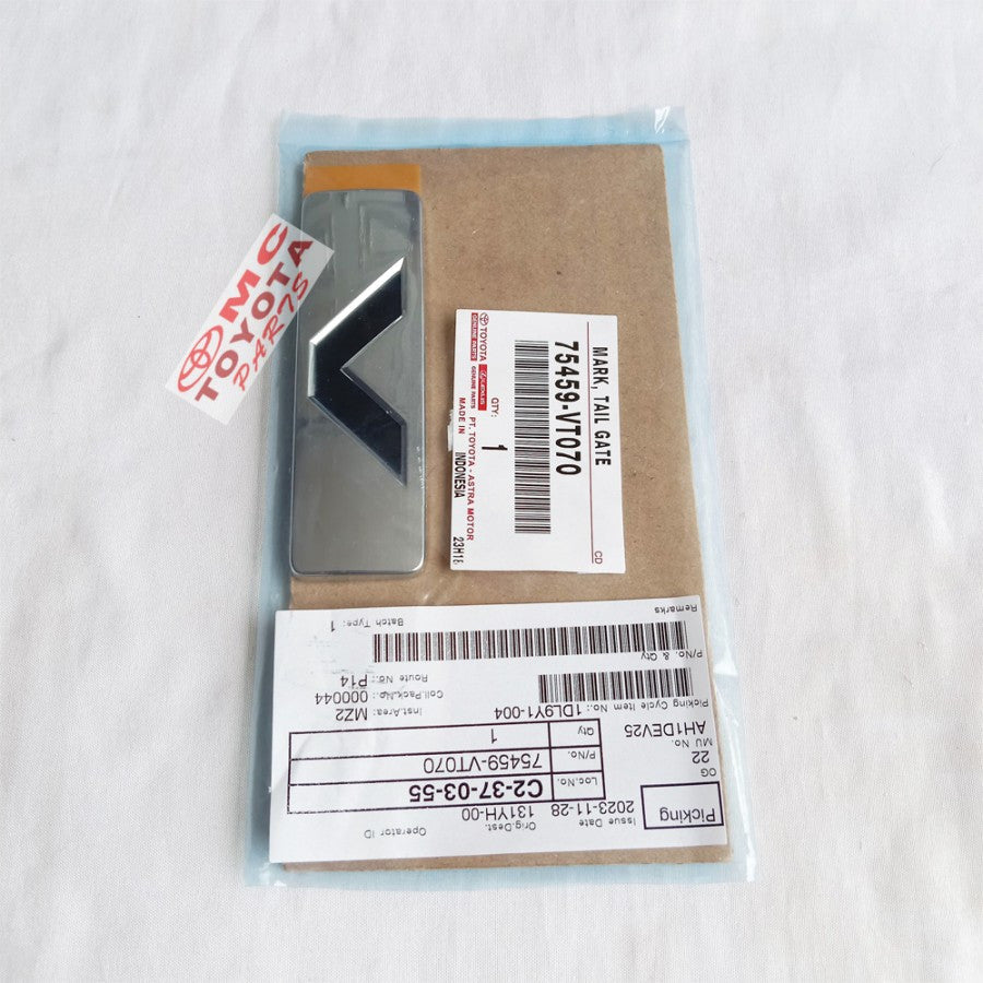 Emblem Logo V Toyota Innova Zenix original 75459-VT070