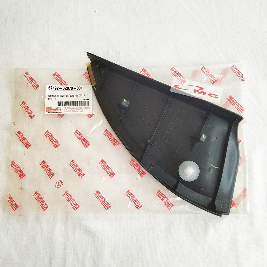 Garnish Segitiga Dalam Spion Depan Kiri Daihatsu Avanza Xenia 67492-BZ070-001