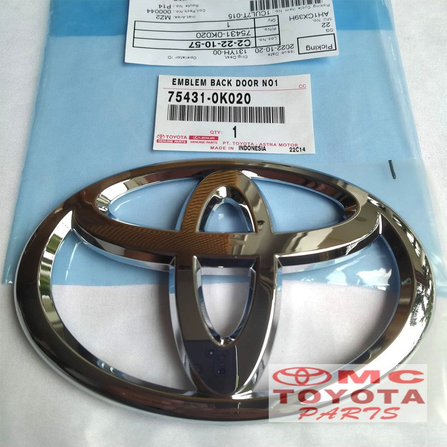 Emblem Logo Grill Grille Radiator Depan  Orisinil Toyota Innova Reborn 75311-0K140