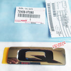 Emblem Logo Bagasi Type Q Innova Zenix Original 75459-VT080