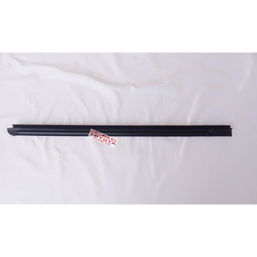 Pelipit Pintu Karet Kaca Dalam Depan Kiri Granmax Luxio 68172-BZ070-001