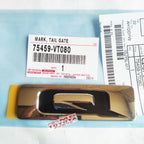 Emblem Logo Bagasi Type Q Innova Zenix Original 75459-VT080