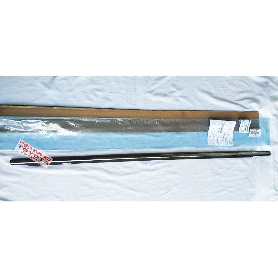 Pelipit Pintu Karet Kaca Luar Depan Kanan Avanza VELOZ 68161-BZ240