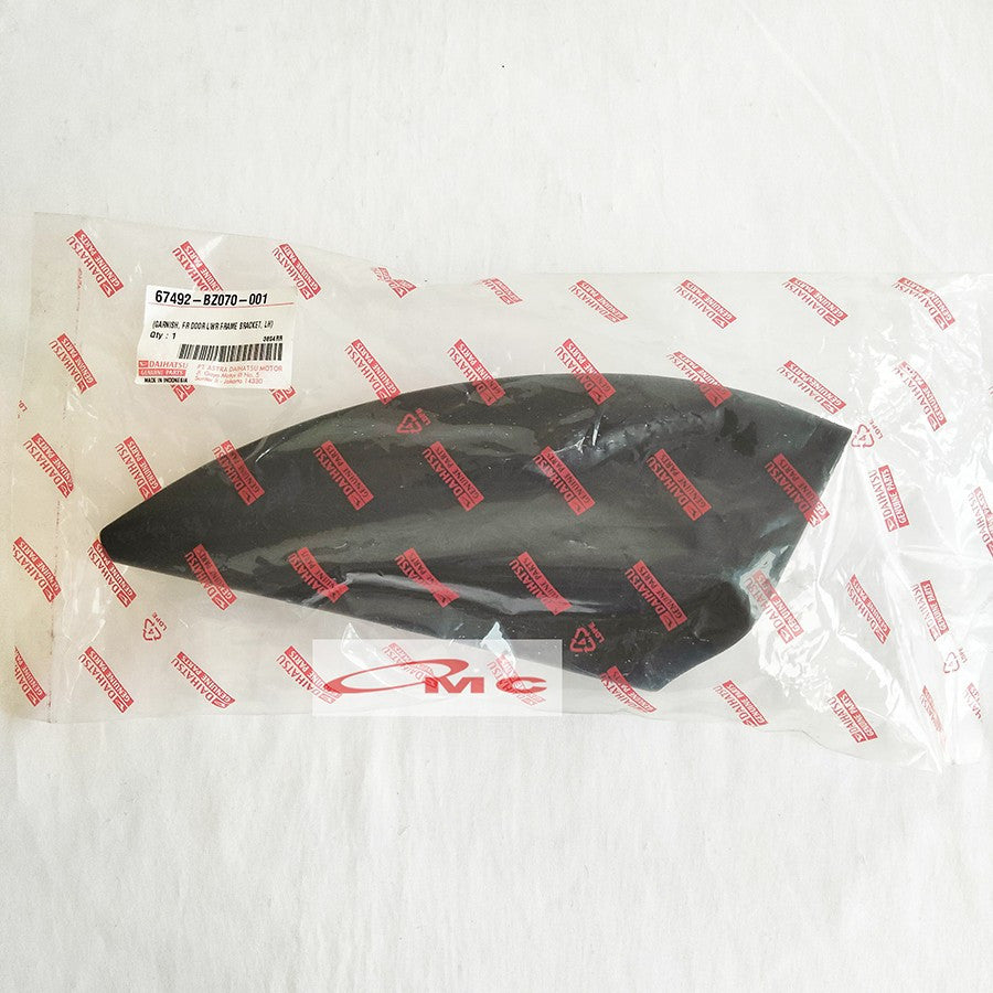 Garnish Segitiga Dalam Spion Depan Kiri Daihatsu Avanza Xenia 67492-BZ070-001