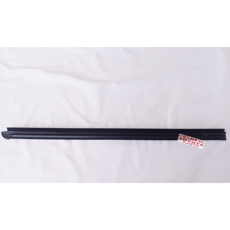 Pelipit Pintu Karet Kaca Dalam Depan Kiri Granmax Luxio 68172-BZ070-001