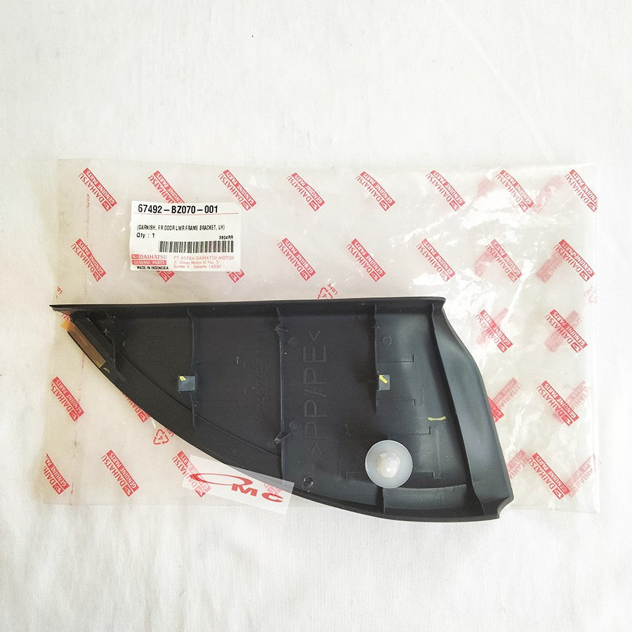 Garnish Segitiga Dalam Spion Depan Kiri Daihatsu Avanza Xenia 67492-BZ070-001