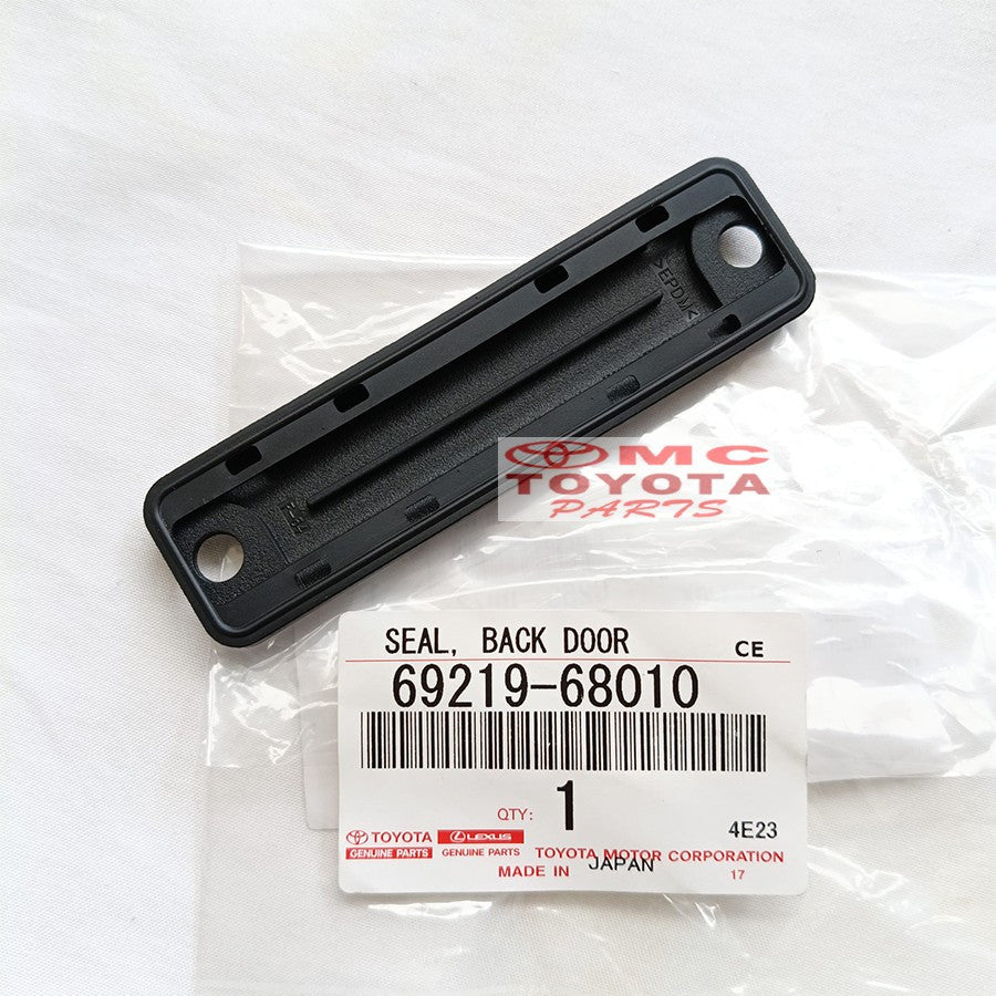 Cover Karet Switch Handle Pintu Bagasi Corolla Altis New Vios Matic 2007-2014 Wish Original Toyota 69219-68010 Cover Switch Plat Nomor Seal Back Door