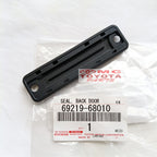 Cover Karet Switch Handle Pintu Bagasi Corolla Altis New Vios Matic 2007-2014 Wish Original Toyota 69219-68010 Cover Switch Plat Nomor Seal Back Door