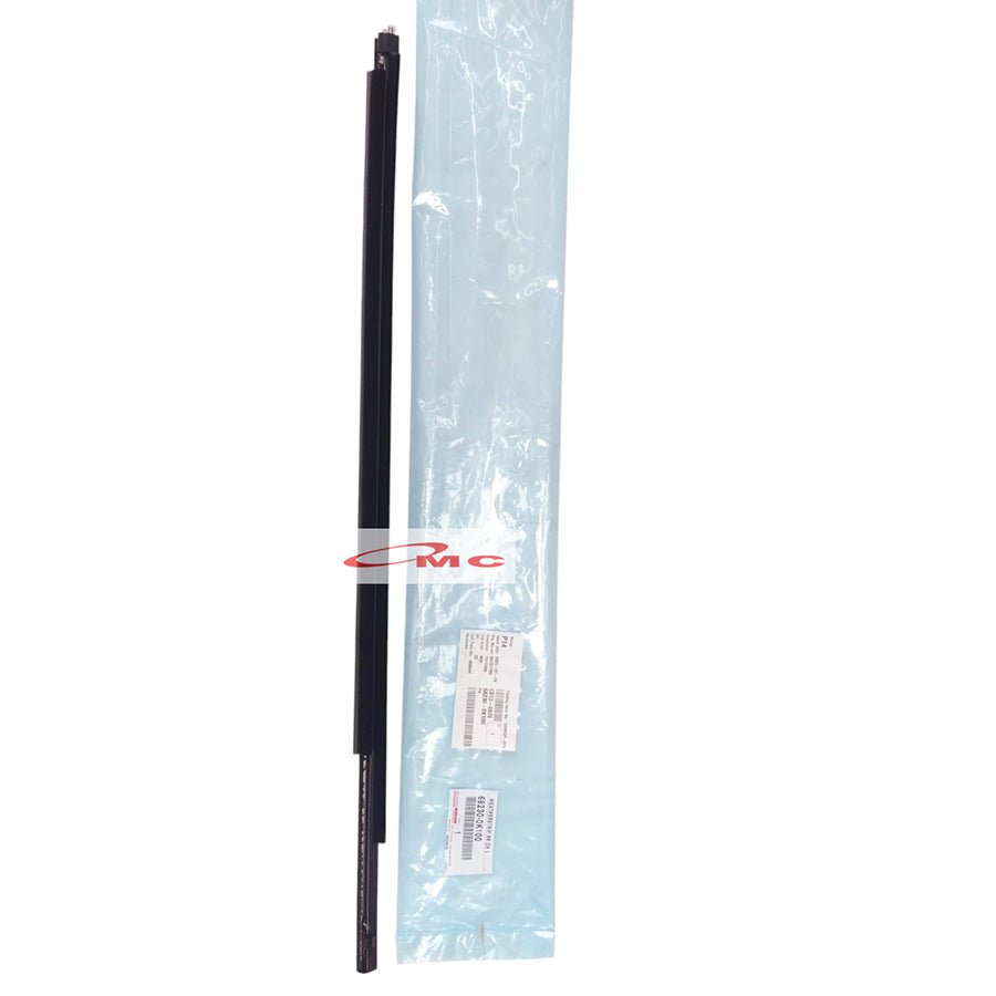 Pelipit Pintu Karet Kaca Luar Chrome Belakang Kiri Toyota Fortuner VRZ 2016-Up Original Toyota 68230-0K100