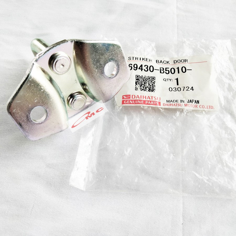 Striker Tahanan Bracket Door Lock Pintu Bagasi Gran Max Original Daihatsu 69430-B5010-000