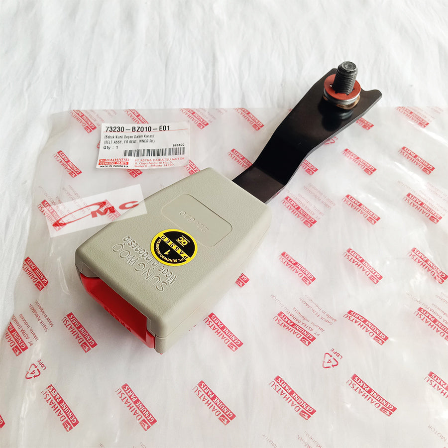 Colokan Safety Belt / Seat Belt Kanan Cream Hitam Avanza Original Daihatsu 73230-BZ010-E01 73230-BZ010-B01