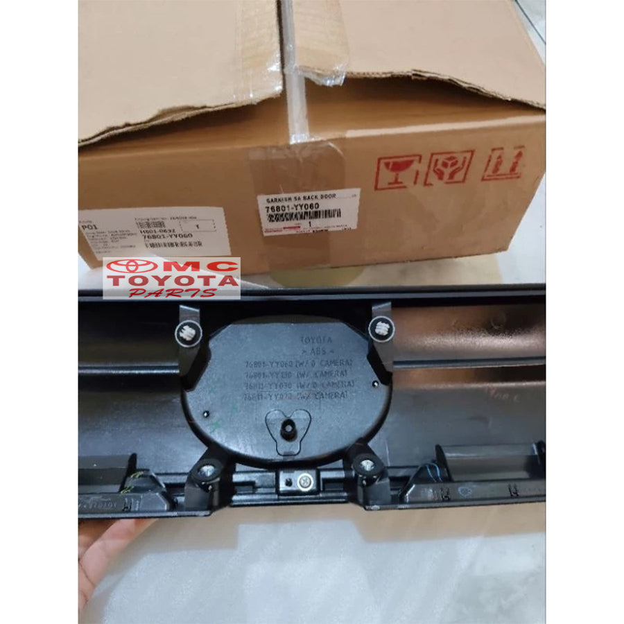 Trunk Lid Trunklid Bagasi Belakang Innova Reborn Venturer Facelift 2016-2022 Hitam Glossy Original Toyota 76801-YY060 Trunklid Lis List Bagasi Innova Venturer Trunklid Lis Pintu Bagasi Garnish Back Door Ori
