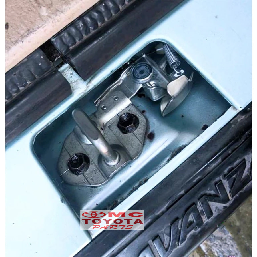 Striker Engsel Lock Pintu Bagasi Belakang Avanza Xenia Old Agya Ayla Original 69430-BZ060 Striker Tahanan Door Lock Pintu Bagasi Stiker Striker Back Door Doorlock Striker Bagasi Pintu Belakang Ori