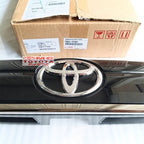 Trunk Lid Trunklid Bagasi Belakang Innova Reborn Venturer Facelift 2016-2022 Hitam Glossy Original Toyota 76801-YY060 Trunklid Lis List Bagasi Innova Venturer Trunklid Lis Pintu Bagasi Garnish Back Door Ori