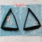 Karet Kaca Segitiga Pintu Belakang Kanan Kiri Fortuner VRZ Original 68188-0K070 / 68189-0K070 Karet Segitiga Kaca Belakang Pintu Tengah