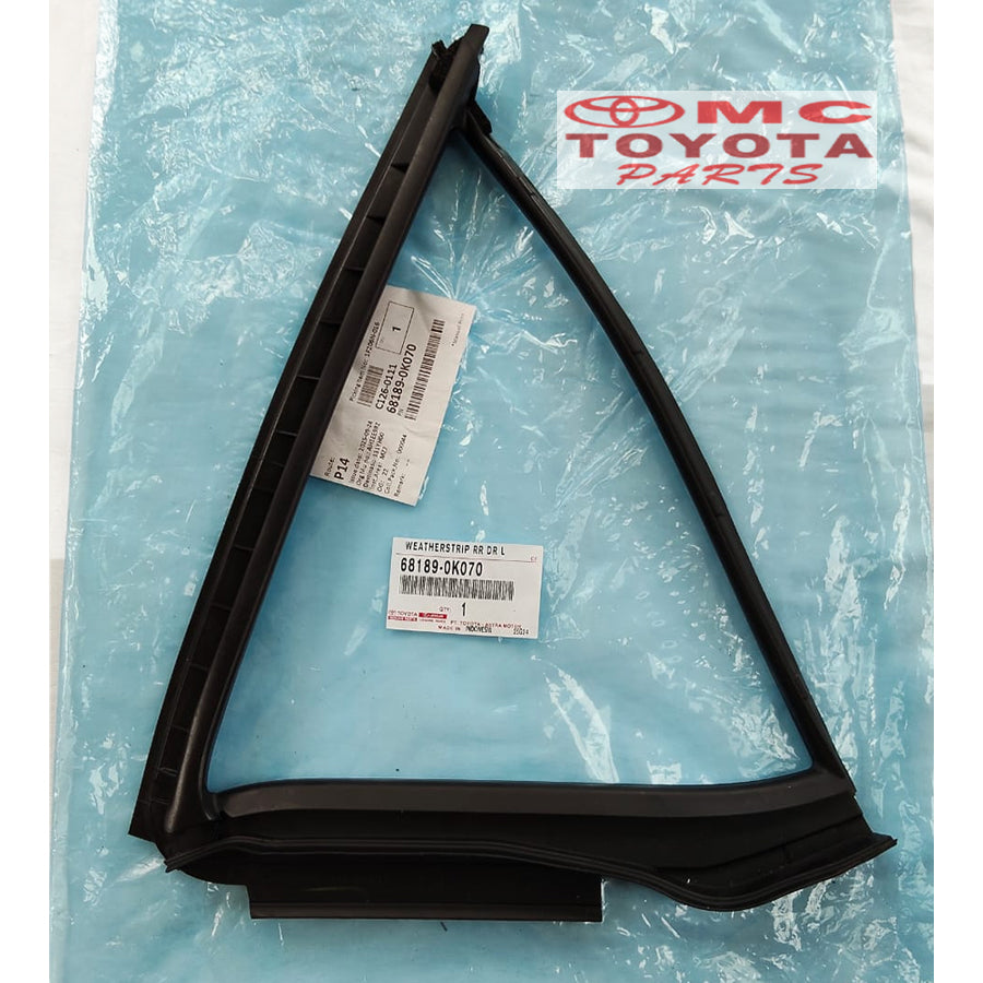 Karet Kaca Segitiga Pintu Belakang Kanan Kiri Fortuner VRZ Original 68188-0K070 / 68189-0K070 Karet Segitiga Kaca Belakang Pintu Tengah