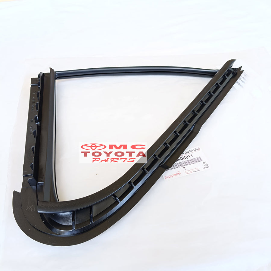 Karet Kaca Segitiga Pintu Belakang Kanan Kiri Fortuner 2005-2015 Original 68188-0K011 / 68189-0K011 Karet Segitiga Kaca Belakang Pintu Tengah