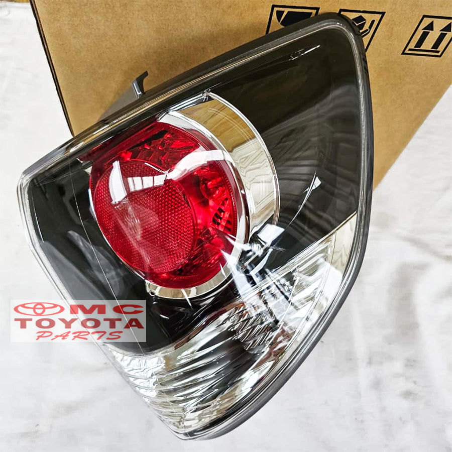 Lampu Stop Lamp Belakang Kanan Kiri Original  Toyota Fortuner VNT 2012-2015  81550-0K400 81560-0K410 Hitam