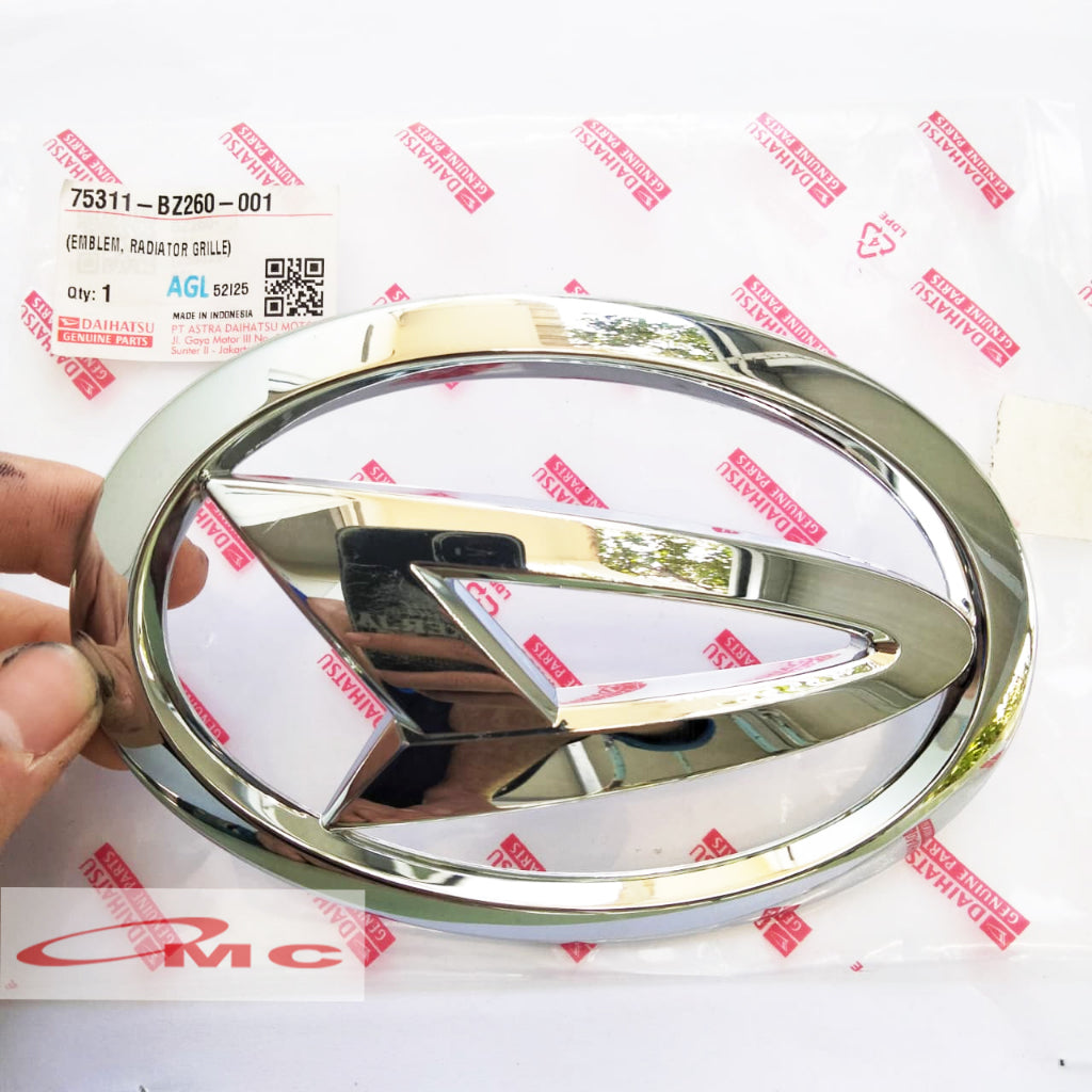 Emblem Logo Grille Radiator Depan Luxio 2015 Up Original Daihatsu 75311-BZ260-001