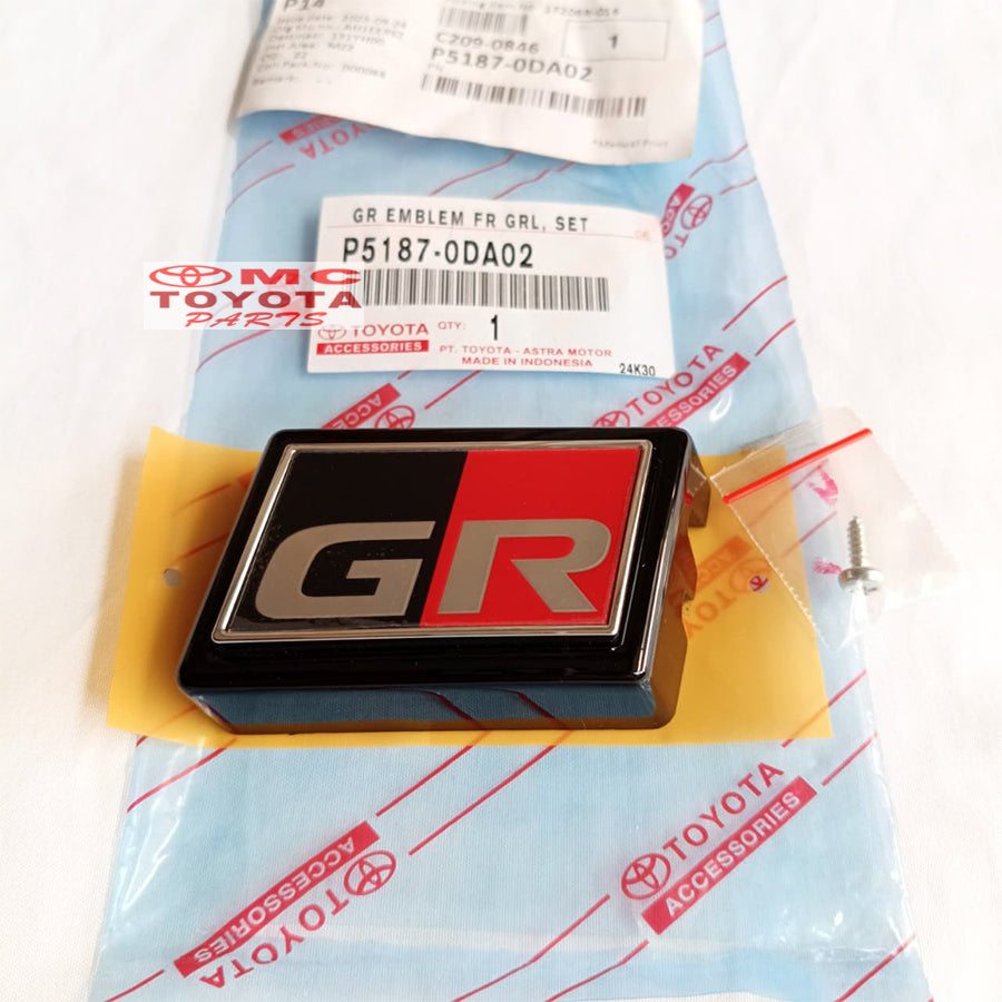 Dudukan + Emblem Grille Radiator Depan GR Sport Yaris GR 2022 Up Original Toyota P5187-0DA02 Emblem Logo Grill Plat GR Radiator Depan Sticker Stiker Tulisan GR