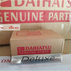 Emblem DELUXE untuk List Body All New Xenia Original NX012-25000-004 Emblem Logo Tulisan Deluxe Chrome Daihatsu Xenia