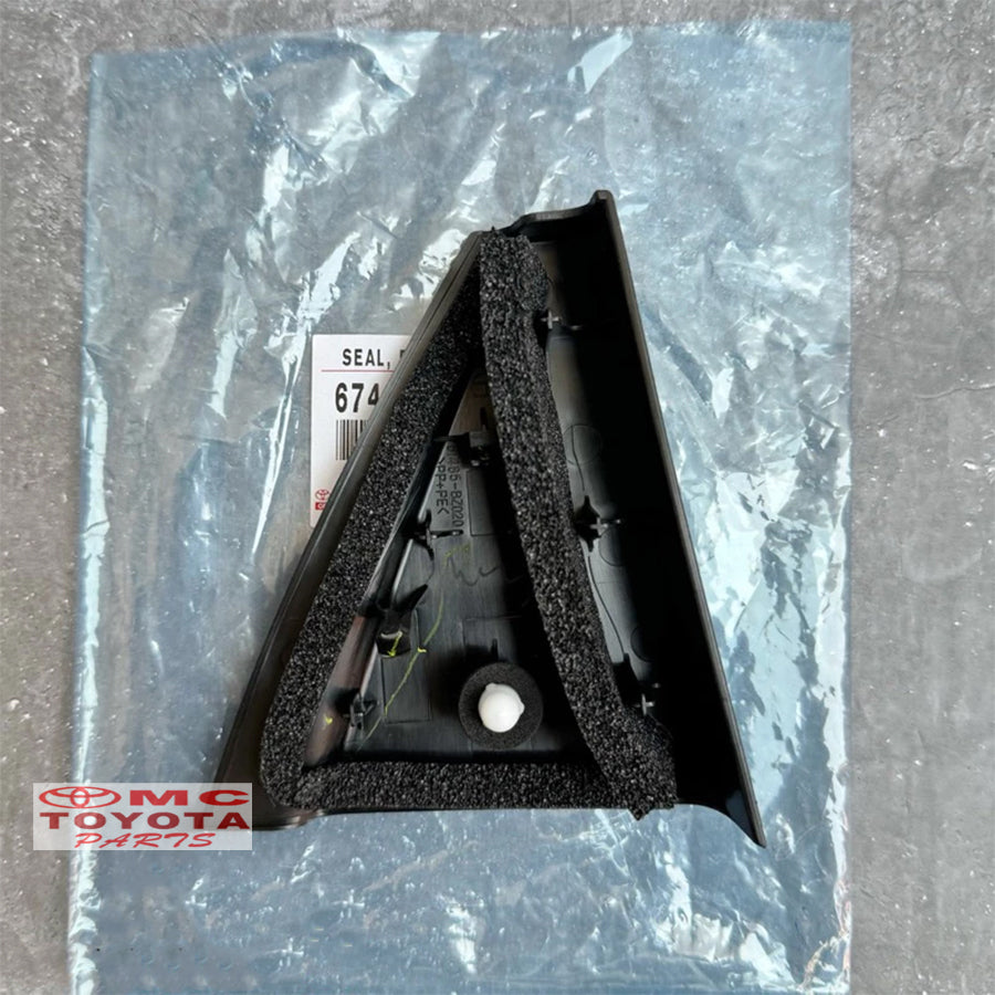 Cover Segitiga Pintu Tengah Kanan Bagian Dalam Rush Terios 2006-2017 67485-BZ020